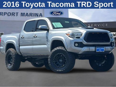 Used 2016 Toyota Tacoma TRD Sport w/ Towing Package RWD image 2