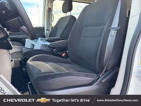 Used 2018 Dodge Grand Caravan SE w/ UConnect Hands-Free Group image 21