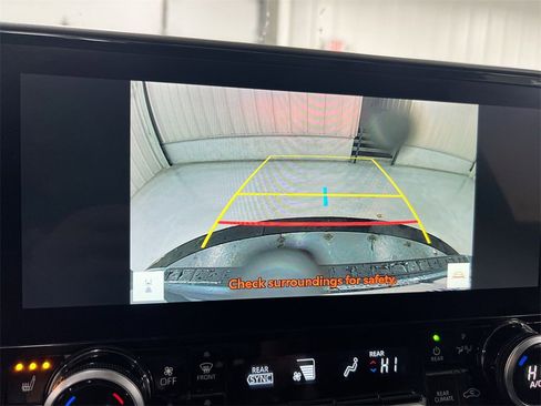 Used 2023 Toyota Highlander Limited image 15