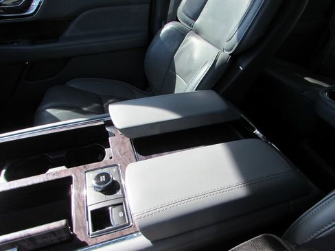 Used 2019 Lincoln Navigator L Reserve image 24