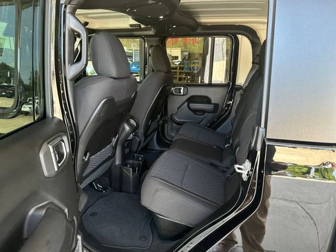 Used 2024 Jeep Gladiator Mojave w/ Technology Group AWD/4WD image 16