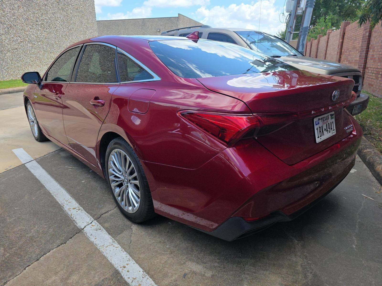 Used 2019 Toyota Avalon Limited FWD image 2