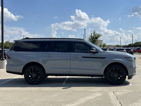 New 2025 Lincoln Navigator L Reserve w/ Jet Appearance Package image 10