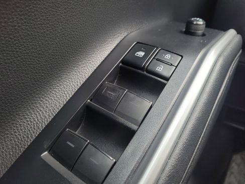 Used 2021 Toyota Highlander XLE image 21