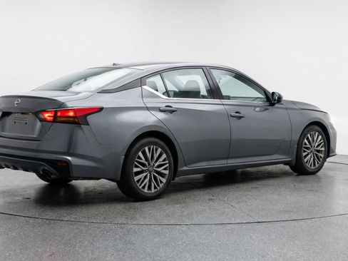 Used 2025 Nissan Altima 2.5 SV image 9