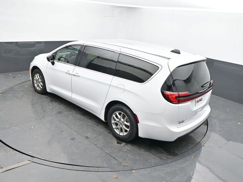 Used 2024 Chrysler Pacifica Touring-L image 49