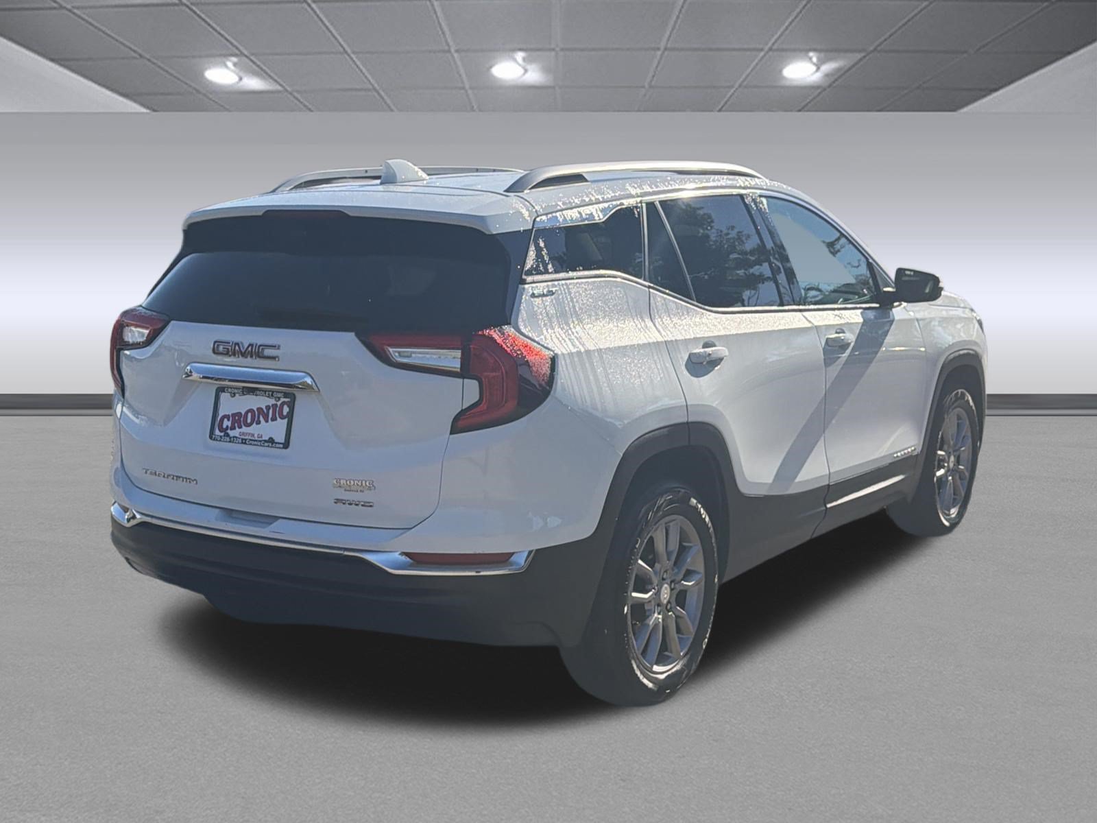 Used 2024 GMC Terrain SLT AWD/4WD image 3