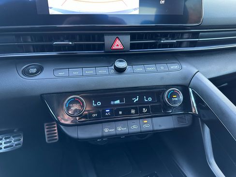 Used 2025 Hyundai Elantra SEL image 21