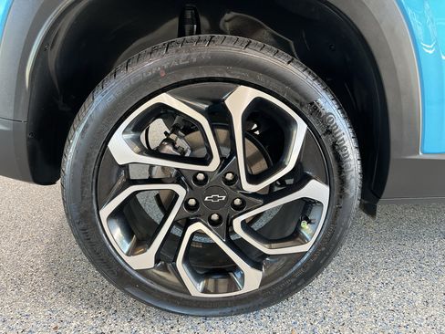 Used 2025 Chevrolet Trax RS w/ Sunroof Package FWD image 33