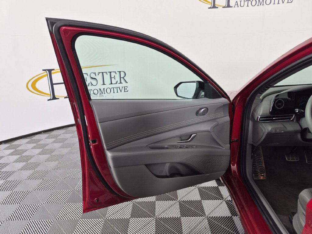 Used 2025 Hyundai Elantra SEL FWD image 15