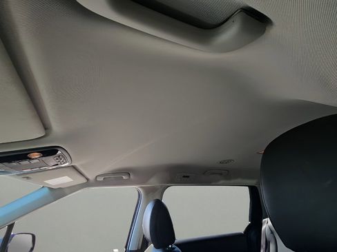 Used 2025 Kia Carnival FWD image 13