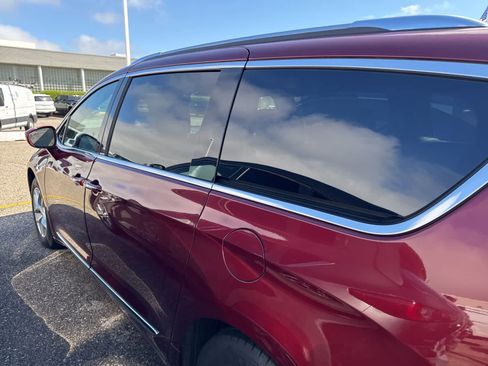 Used 2020 Chrysler Pacifica Touring-L image 13