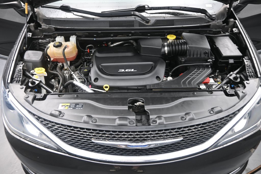 Used 2017 Chrysler Pacifica Touring-L Plus FWD image 40