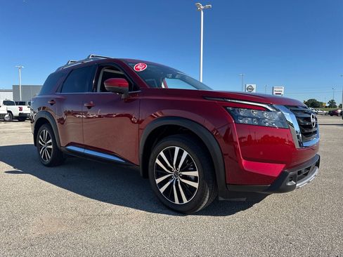 Used 2025 Nissan Pathfinder Platinum w/ Cargo Package AWD/4WD image 9