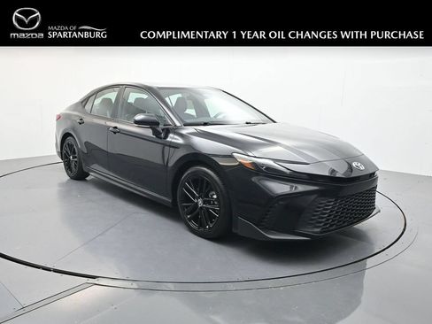 Used 2025 Toyota Camry SE FWD image 1