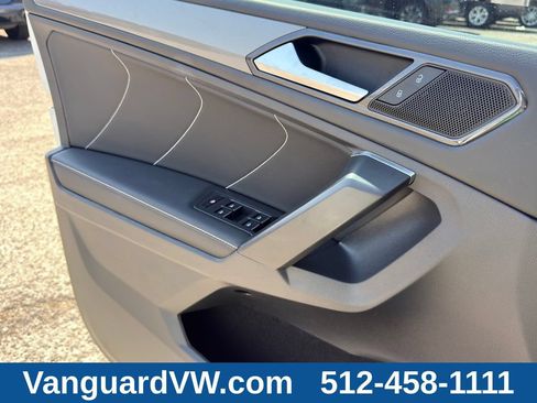 Used 2023 Volkswagen Tiguan SE w/ Panoramic Sunroof Package FWD image 21