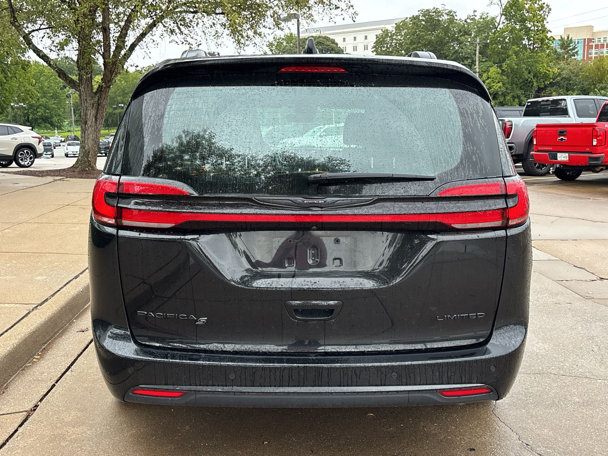 Used 2025 Chrysler Pacifica Limited FWD image 7