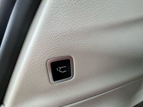 Used 2024 Chrysler Pacifica Touring-L FWD image 33