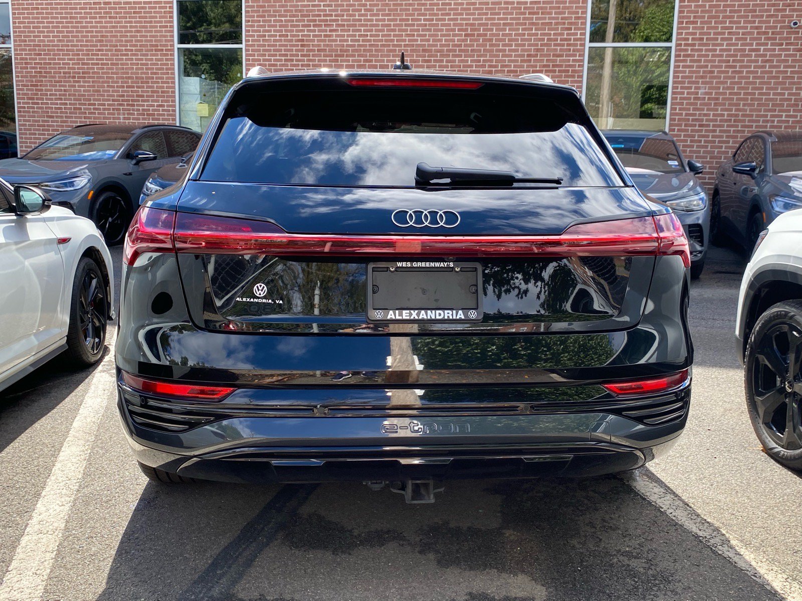Used 2024 Audi Q8 e-tron Premium Plus AWD/4WD image 2