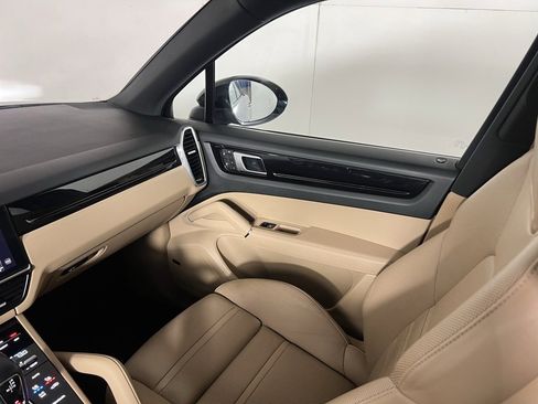 Certified 2022 Porsche Cayenne Platinum Edition w/ Premium Package Plus image 25
