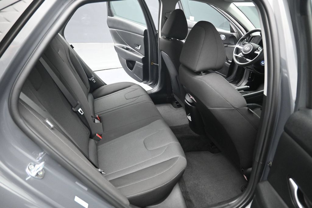 Used 2025 Hyundai Elantra SE FWD image 29