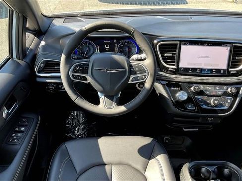 New 2026 Chrysler Pacifica Select image 16