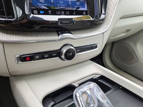Used 2022 Volvo XC60 B5 Inscription w/ Climate Package image 13