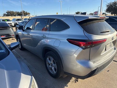 Used 2023 Toyota Highlander LE image 5