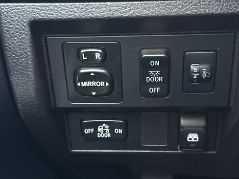 Used 2014 Toyota Tundra SR5 w/ SR5 Upgrade Package image 23