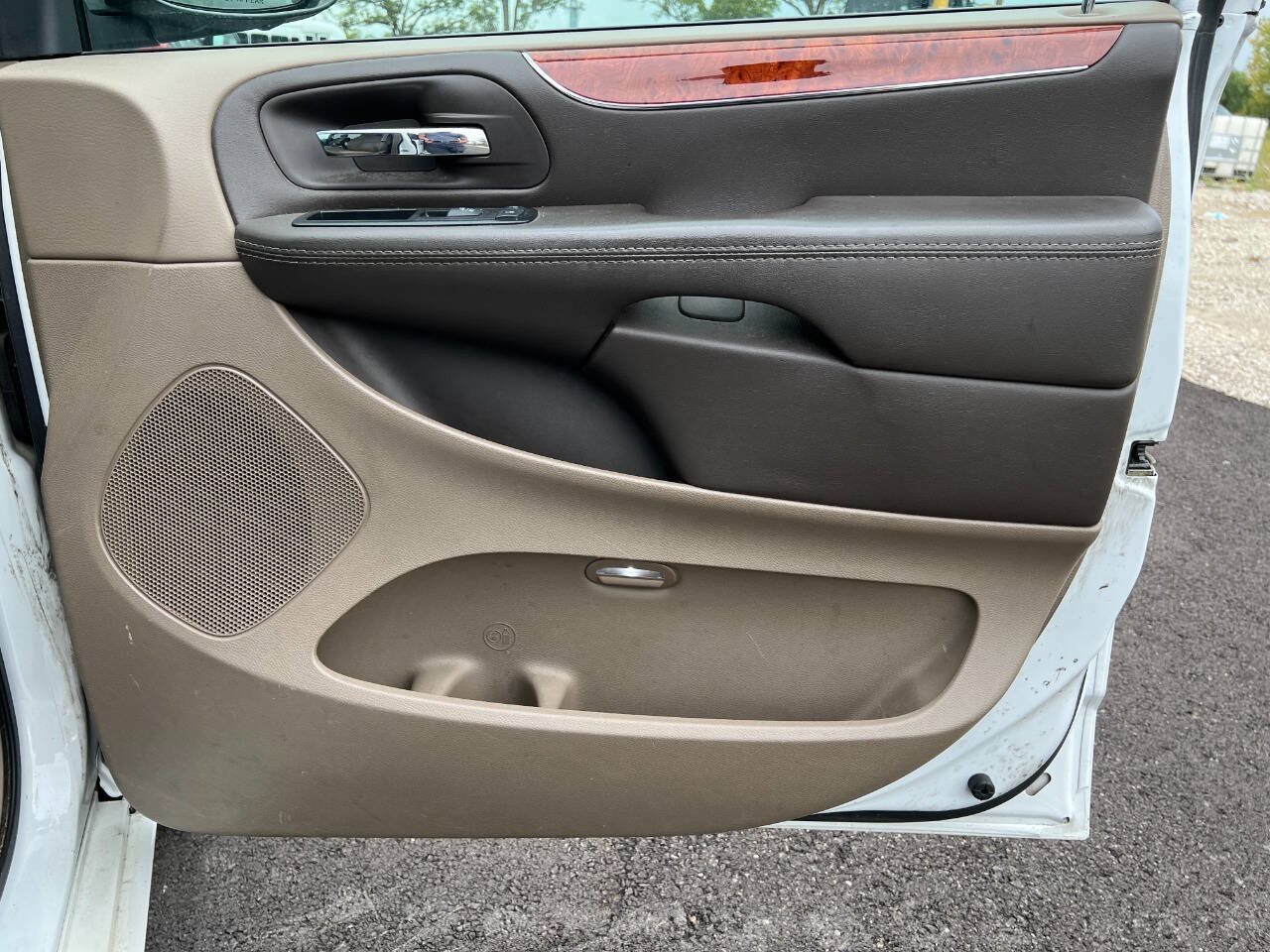 Used 2015 Chrysler Town & Country Touring w/ Driver Convenience Group FWD image 6