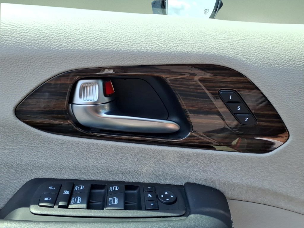 Used 2023 Chrysler Pacifica Limited FWD image 15