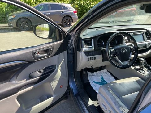 Used 2017 Toyota Highlander Limited AWD/4WD image 10