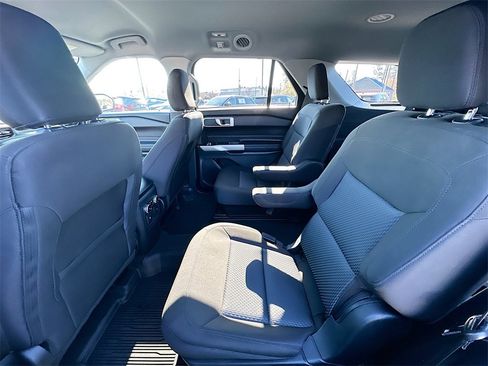Used 2022 Ford Explorer XLT image 4