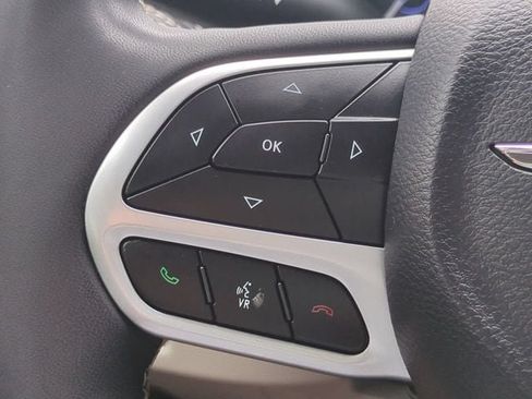 Used 2023 Chrysler Pacifica Touring-L FWD image 24