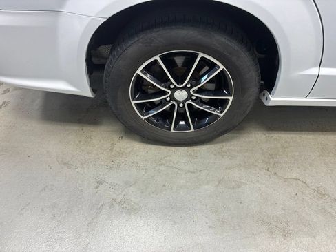 Used 2018 Dodge Grand Caravan SXT w/ Blacktop Package FWD image 3