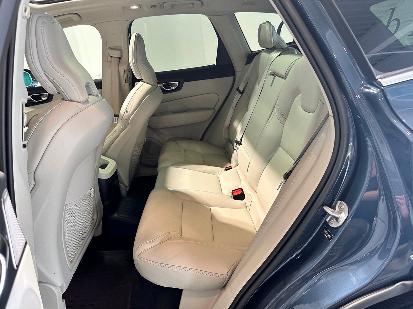 Used 2023 Volvo XC60 T8 Ultimate AWD/4WD image 29