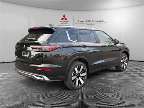 New 2025 Mitsubishi Outlander SE image 5
