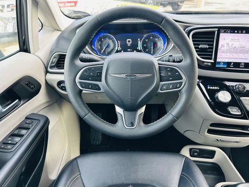 Used 2024 Chrysler Pacifica Touring-L image 14