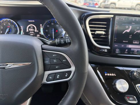 Used 2024 Chrysler Pacifica Touring-L FWD image 30