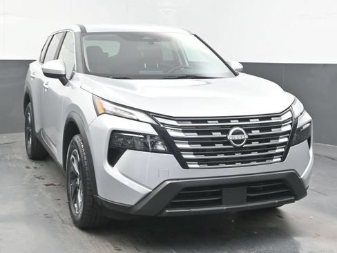 Used 2025 Nissan Rogue SV AWD/4WD image 3