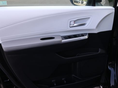 Used 2025 Toyota Sienna XLE FWD image 20