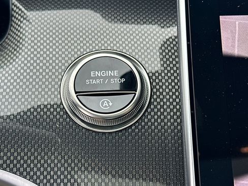 Used 2025 Mercedes-Benz C 300 4MATIC Sedan image 28