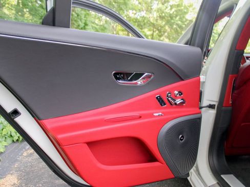 Used 2024 Bentley Flying Spur V8 AWD/4WD image 19
