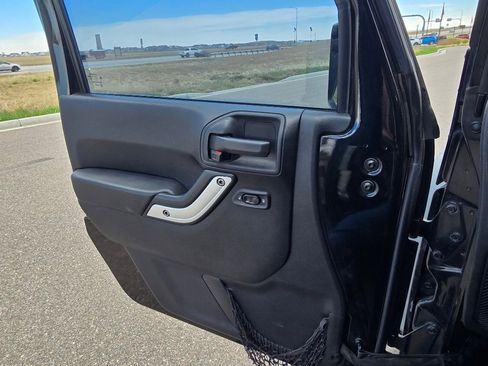 Used 2015 Jeep Wrangler Unlimited Rubicon w/ Connectivity Group image 17