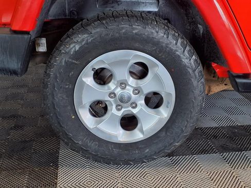 Used 2013 Jeep Wrangler Unlimited Sahara AWD/4WD image 8