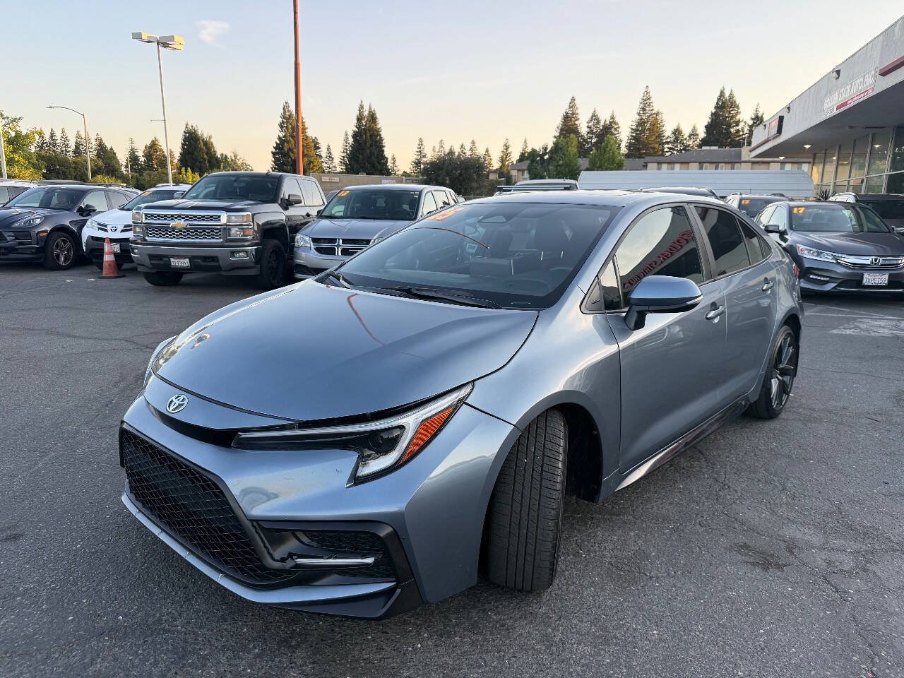 Used 2025 Toyota Corolla SE w/ SE Premium Package FWD image 4