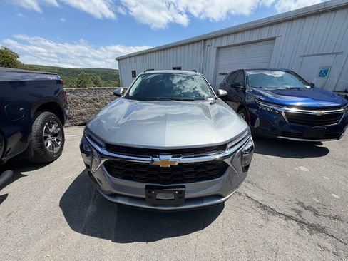 Used 2025 Chevrolet Trax LT FWD image 8