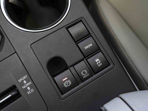 Used 2024 Toyota Highlander XLE FWD image 28