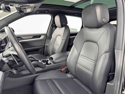 Used 2024 Porsche Cayenne w/ Premium Package image 41