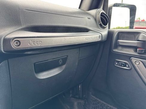Used 2018 Jeep Wrangler Unlimited Sport S AWD/4WD image 32